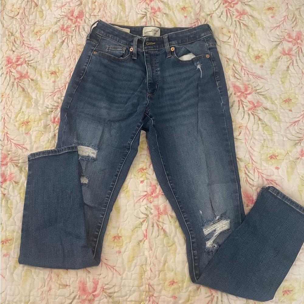 UNIVERSAL THREAD DISTRESSED JEANS